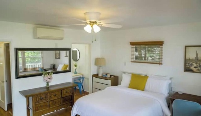 Airy Studio w Balcony - steps to Montana Ave. - E