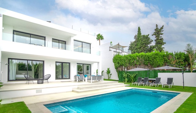 All About Casa Blanca Guadalmina
