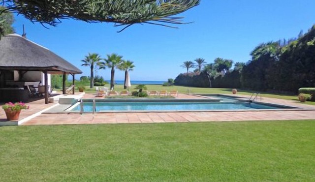 Amazing Beachfront Villa, heated pool, Marbella