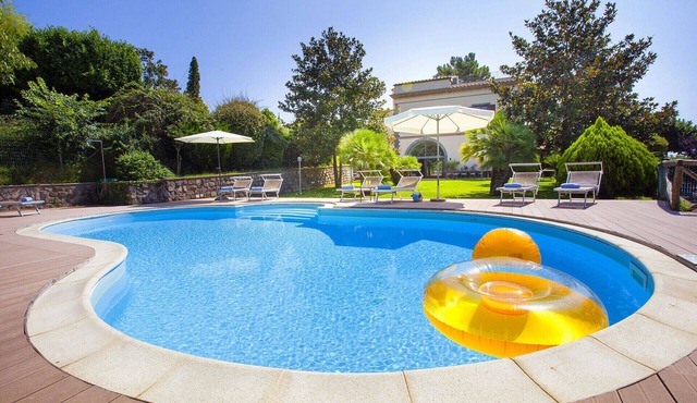 AMORE RENTALS - Villa Il Pino with Private Pool, Garden, BBQ, Parking
