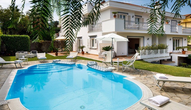 AMORE RENTALS - Villa Lia with Private Pool, Garden and Parking
