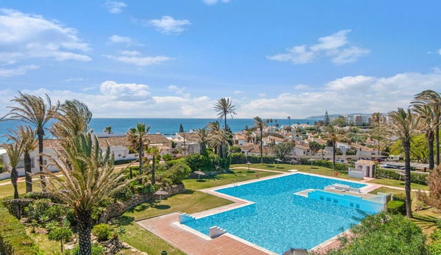 Apartment "Bahia Dorada 4" with Sea View, Shared Pool & Wi-Fi