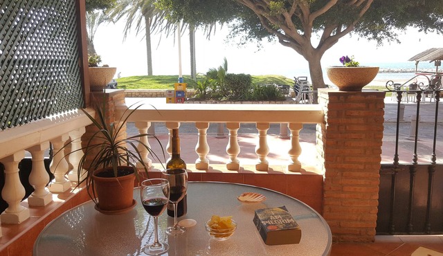 APT.1ST LINE BEACH. AT STREET LEVEL. 2 BEDROOMS/4 PERSONS. WIFI AND NETFLIX.