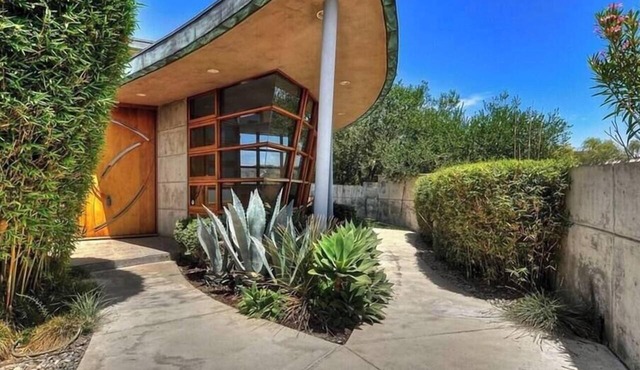 Architectural 3-bedroom house with Views Laguna Beach Monthly stays.