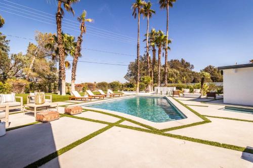 Architectural Villa for Groups 16 Pax