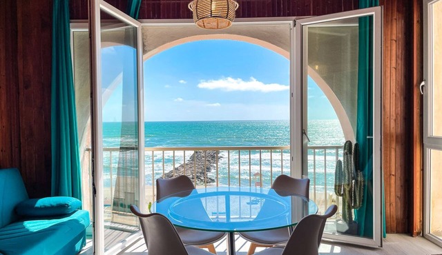 Athena Seafront Apartment, Free Parking & Pool