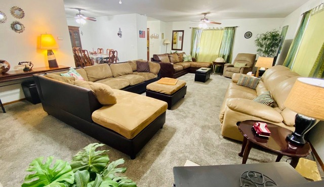 Auburn's Family Hideaway - 3 bedrooms with king bed, BBQ, Internet, jet tub