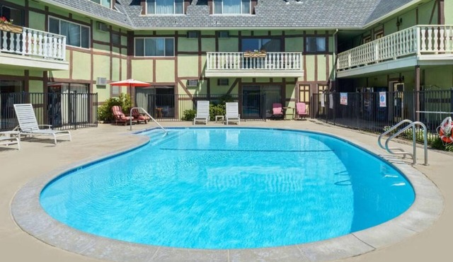 Awesome Find! Pool, Continental Breakfast & Parking, Near Succulent Café!