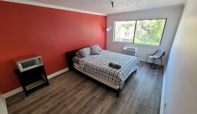 (B01) Deluxe Queen Studio Steps from Beverly Hills