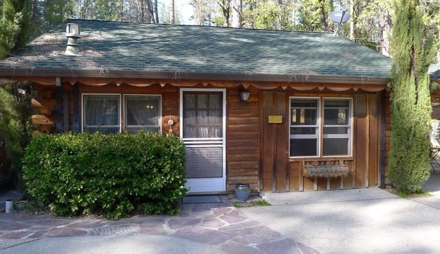 Baby Bear's Cottage w/private hot tub, 6 minutes to town.