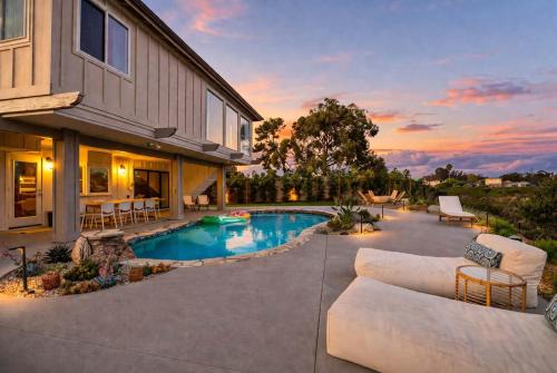 Backyard Oasis Renovated 10min to Beach Villa
