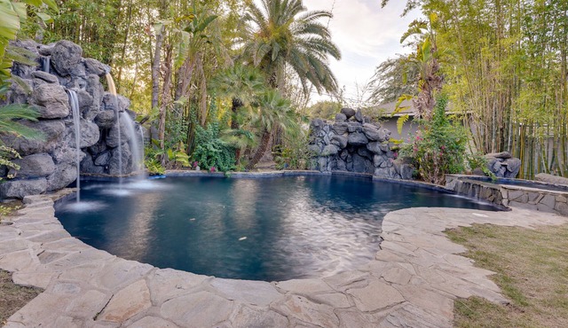 Bakersfield Oasis: Sweet Tropical Pool Setup!