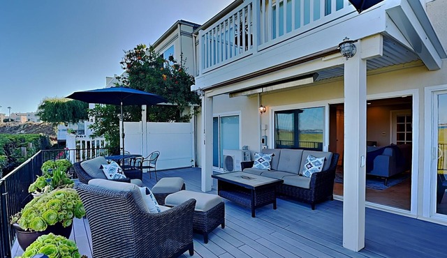 Bay Front 2 Bedroom 2 bath with Mission Bay Views, Community Pool, BBQ