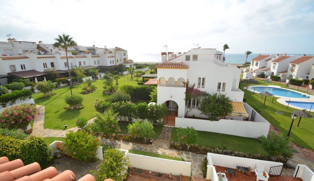 Beach front House with 4 bedrooms with pool near Sabinillas (Estepona)