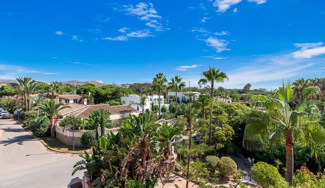 Beachfront Escape 3 Bed House - Stunning Sea Views