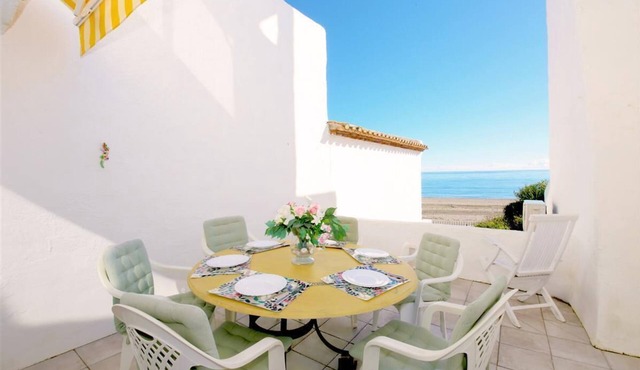 Beachfront family townhouse with Wifi and aircon, On the beach just five minutes to port