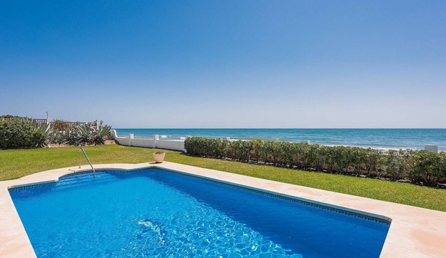 Beachfront Villa for 7 with Pool
