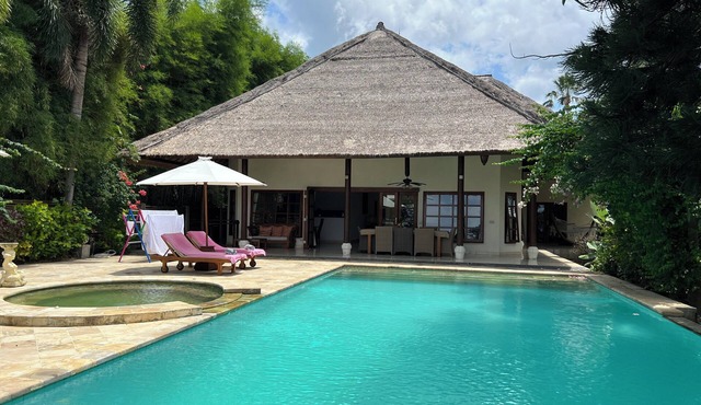 Beachfront Villa Nirwana - Private Pool, Jacuzzi, Sunset Views & Friendly Staff!
