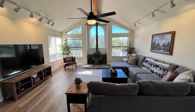 Beautiful 4-bedroom house with a deck overlooking the hills in North Fork