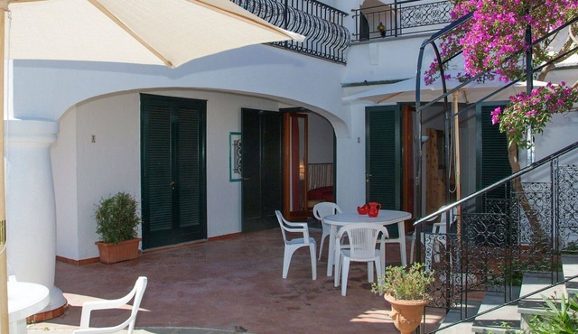 Beautiful apartment in villa for 2 people with WIFI, TV, patio and parking