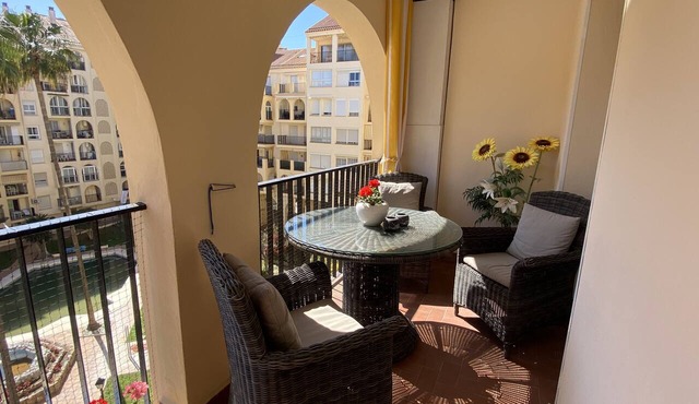 Beautiful central apartment with communal pool