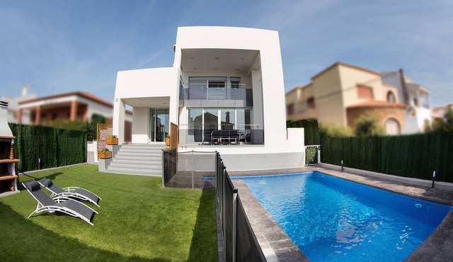 Beautiful designer villa for families about 250 meters from the beach