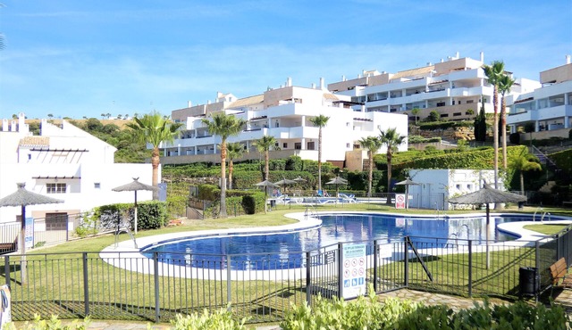 BEAUTIFUL GOLF & BEACH APARTMENT WITH POOL AND PADDLE IN TERRAZAS DE ALCAIDESA in La Alcaidesa