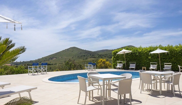 Beautiful private villa for 11 guests with A/C, WIFI, pool, TV, patio and pets allowed