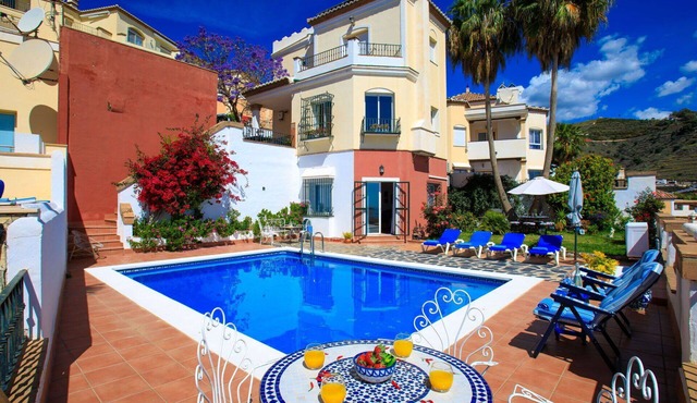 Beautiful private villa for 8 people with A/C, private pool, WIFI, TV and terrace