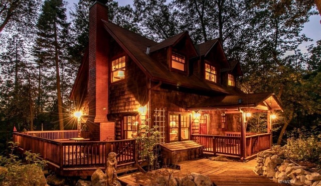 Beautiful Storybook Home with hot tub, in the forest. Close to hiking trails.