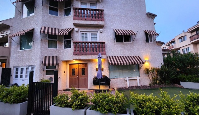 Beautiful, Upscale & Unique Tuscan-Style 3 Story With 1 King Bedroom & 2 Baths.