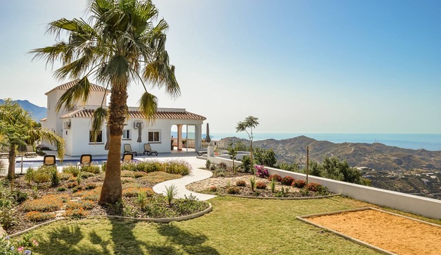 Beautiful view, up to 6 p., heated pool & relax pool, panorama, wifi, airco.