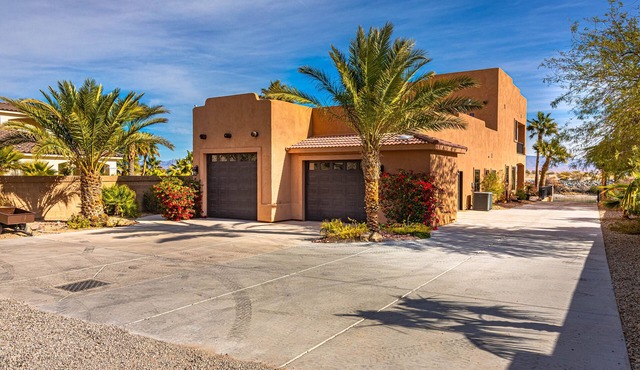 Beautiful Waterfront Villa with loading dock!