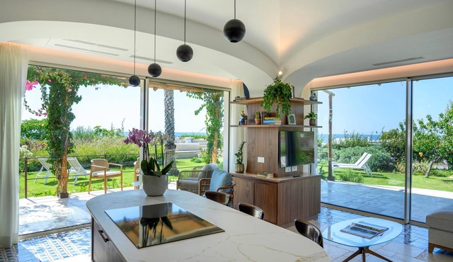 Big three bedrooms Villa on the ocean with exclusive garden and infinity pool