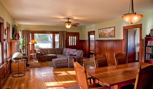Bishop Farmhouse, Sits on 1 acre, Peaceful and relaxing.