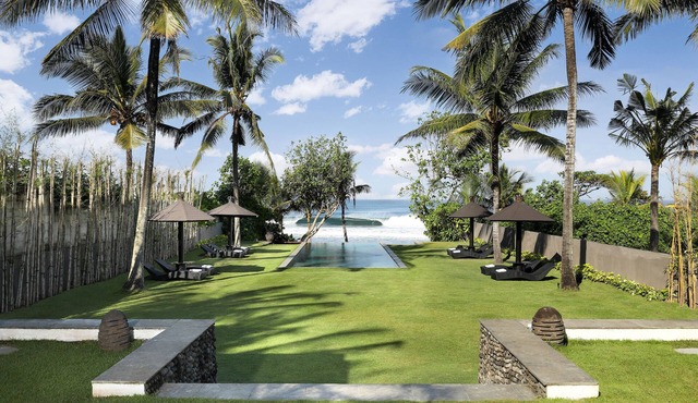 Black Beach Villa - Absolute Beachfront