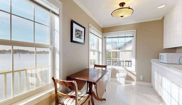 Bodega Bay waterfront studio cottage on stilts — 1 bed, gas fireplace in Bodega Bay