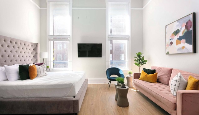 Bright 2BR Loft, Sleeps 7 w/Kitchen & Fast WiFi