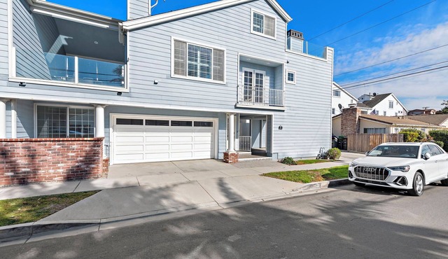 Bright and spacious 2 bedroom/3 bath home in the heart of CDM Village