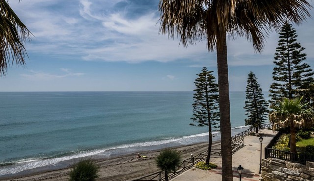 Bright apartment 1st line beach