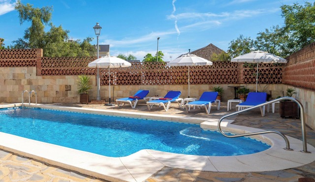 Bright apartment in a villa with heated swimming pool