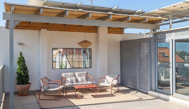 Bright Ground Floor Apt - 700m to Beach