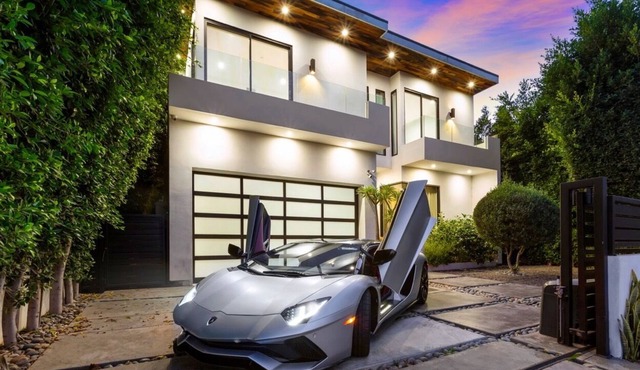✦Bright, Modern, and Sophisticated 5BR/6 BA Villa✦