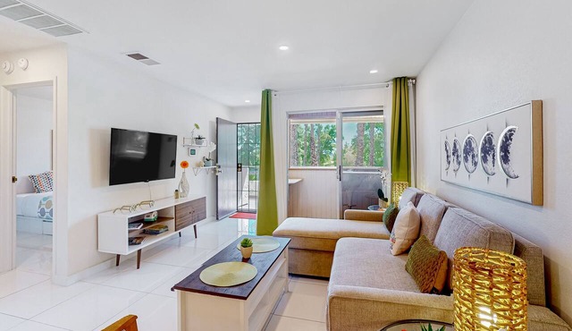 Bright & modern dog-friendly oasis with pool, tennis courts, balcony, & A/C