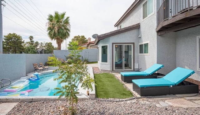 Bright, Spacious, and Secluded Pool Getaway! Fall in Love in Las Vegas