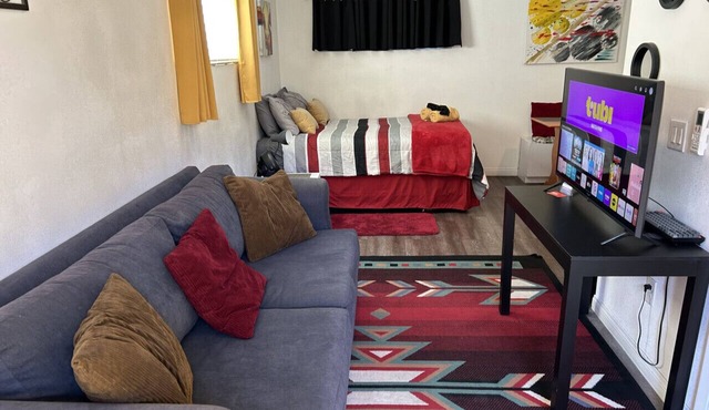 Bungalow#B 1Queen/House by Fremont St Pets+1 Story
