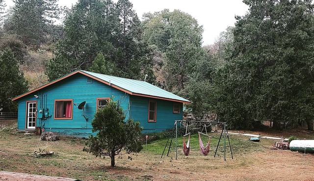 Cabin 8 miles from Kings Canyon entrance gate.