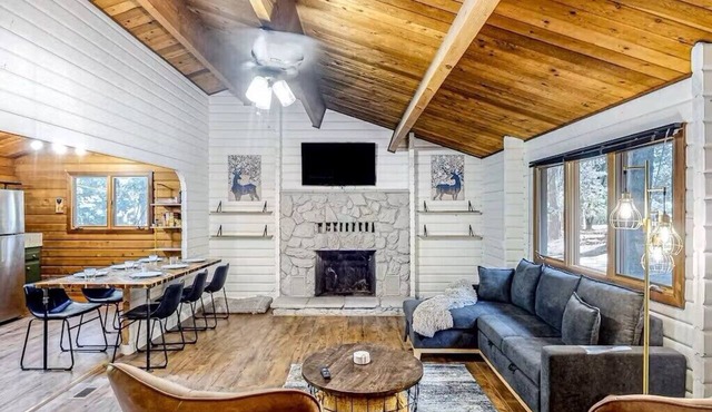 CABIN RETREAT IN THE TREES WITH HOT TUB & CLOSE TO ROLLINS LAKE