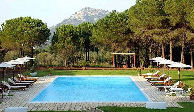 Casa Cedrina C: A welcoming apartment that is part of a villa surrounded by the greenery, with Free WI-FI.