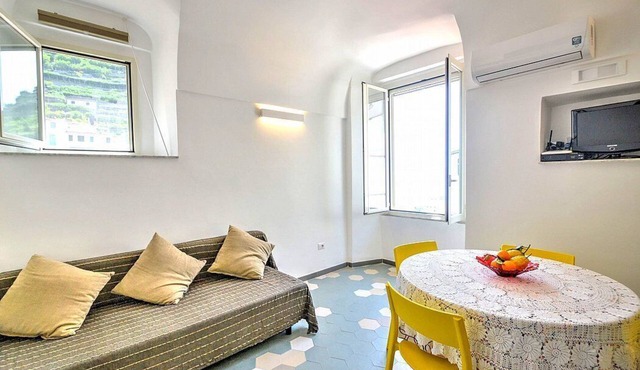 Casa Cesara: A welcoming apartment situated in a quiet location, a few minutes from the town center, with Free WI-FI.